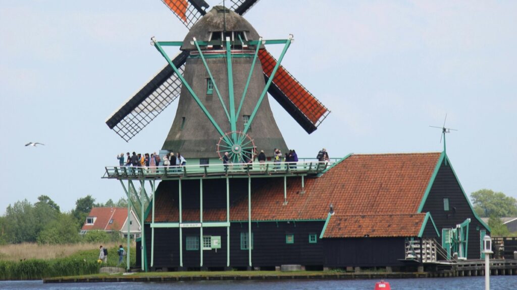 Een traditionele windmill aan het water.Byte App De Poging om TikTok te Verslaan door een uniek en gebruiksvriendelijk platform te bieden.