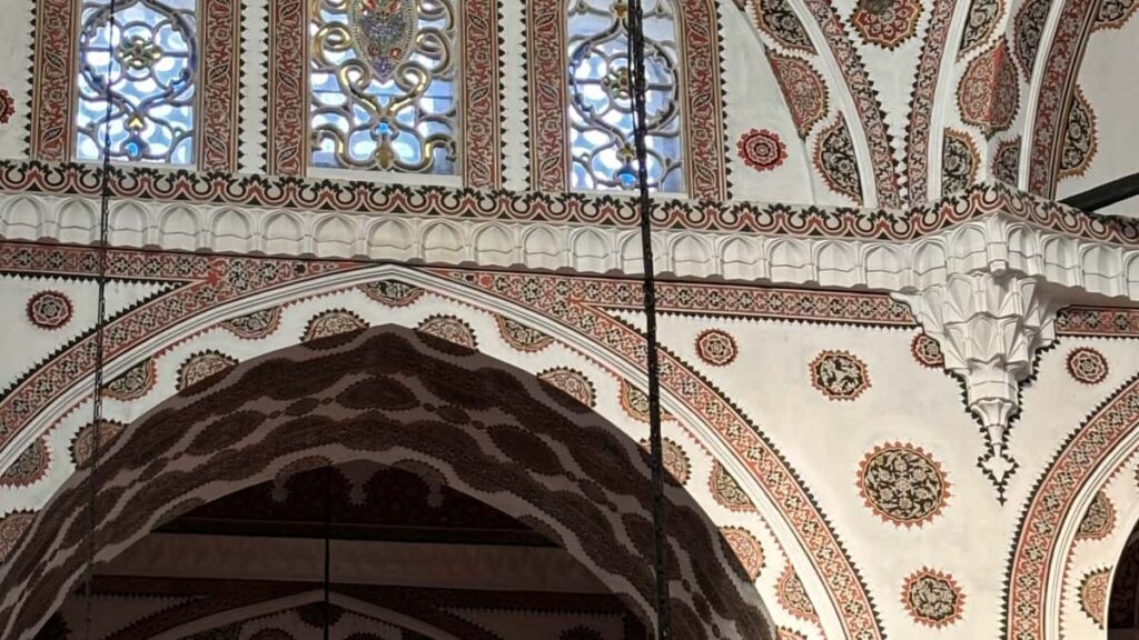 Praktische gids voor Nederlandse adverteerders: hoe je Oekraiense YouTube-creators vindt, beoordeelt en inzet om lokale tours te promoten met tools, voorbeelden en risico-checks.